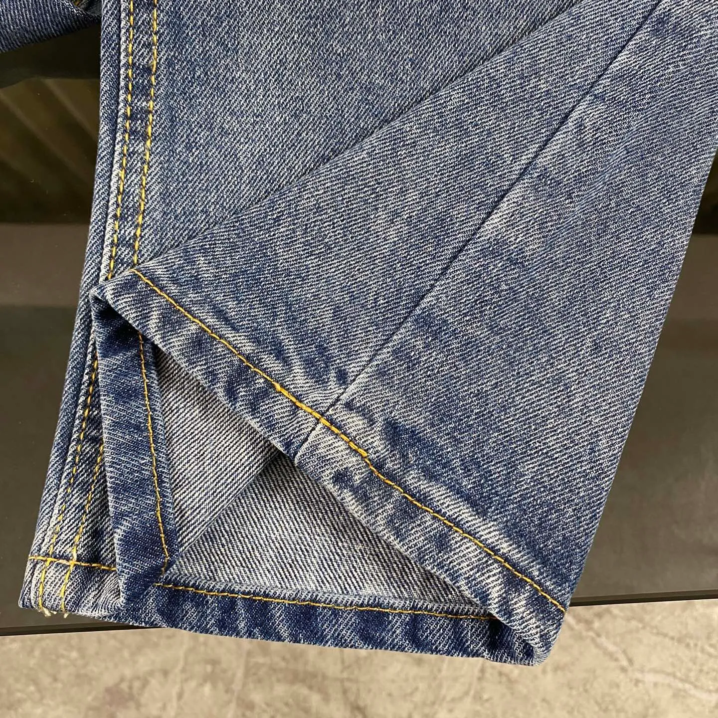P230 Chrome Hearts 2025 new rare three-color butterfly print couple's washed loose jeans. High version, high version, top ceiling quality. Styles with different washed textures, very friendly to people with thin legs and thick legs. The straight version is very flattering to the leg shape. Moderate length that never goes out of style, easy to match with casual, basic styling for various styles, a must-have in the wardrobe! The fabric is stiff but also makes the upper body soft without losing texture. The washing process is even more perfect. It is a must-have item for everyone! ! ! Washed wheat, hang tag, pants label, three labels complete Color: blue Size: 28, 30, 32, 34